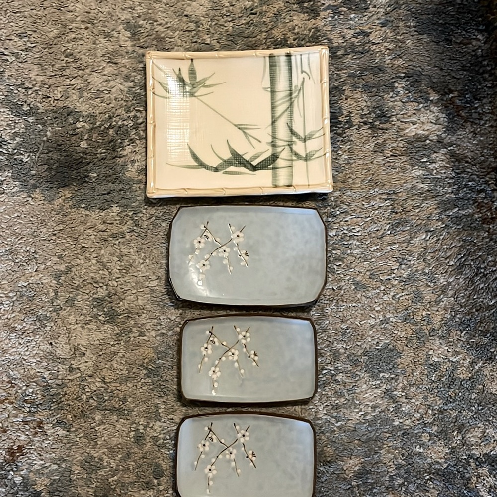 Set of 4 plates